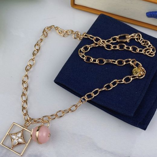  Street Fashion Louis Vuitton Color Blossom White MOP Cutwork Square Pendant Pink Opal Bead Female Yellow Gold Necklace 