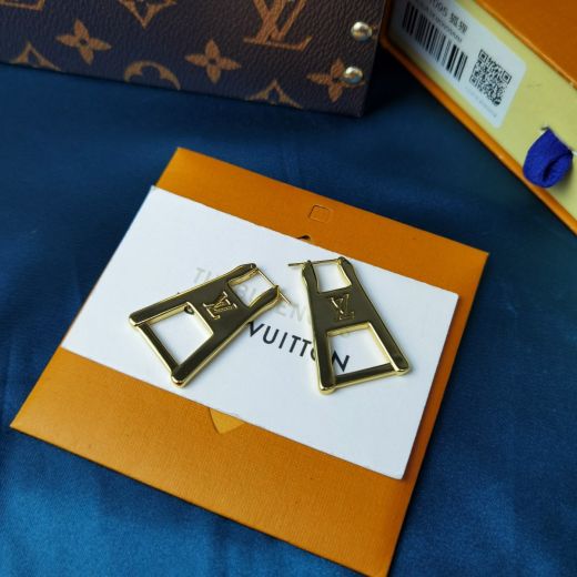  Louis Vuitton Female Trapezoid Piece Zip LV Letter Engraving Gold Color Metal Earrings Best Quality MP2998