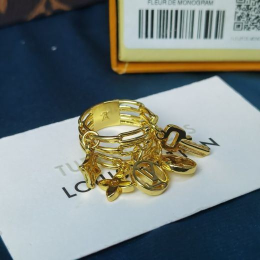  Louis Vuitton Roman Holidays LV Circle Logo Monogram Floral Key Charms Ring For Ladies Fashion Style M80274
