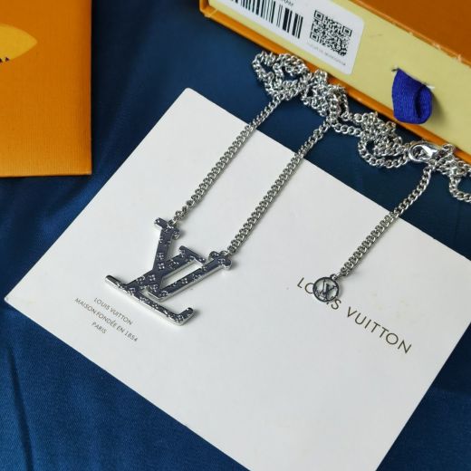 Copy Louis Vuitton Simple Design LV Letter Logo Engraved Monogram Pattern Pendant Necklace For Women Low Price 
