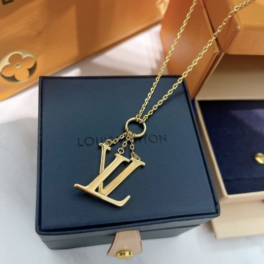  Louis Vuitton LV Optic Interlocking LV Initial Charm Circle Detail  Yellow Gold Female Necklace Winter Fashion Accessory M00597