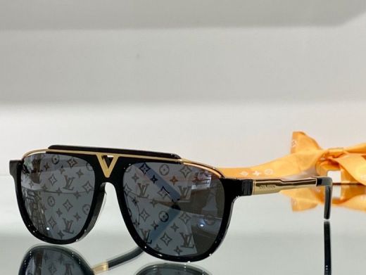 Unisex  Louis Vuitton Classic Monogram Print Lenses Black Frame Novel Gold V-Bridge Detail Best Price Sunglasses