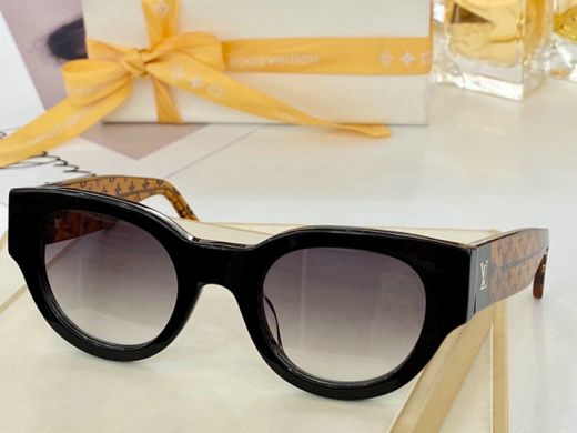 Purple Gradient Oval Lens Black Frame LV Initials Monogram Pattern Brown Temple - Best Price  Louis Vuitton Cat Eye Sunglasses