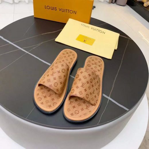  Summer Fashion Gucci Monogram LV Embossig Summer Mules Men Outdoor Activities  Slippers For Sale